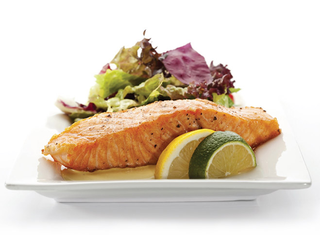 Grilled salmon with lemon and salad