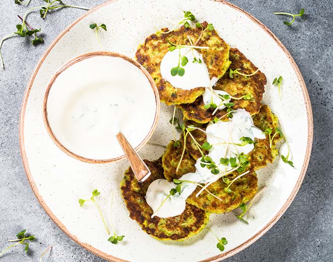 Vegetable fritters with sauce and herbs