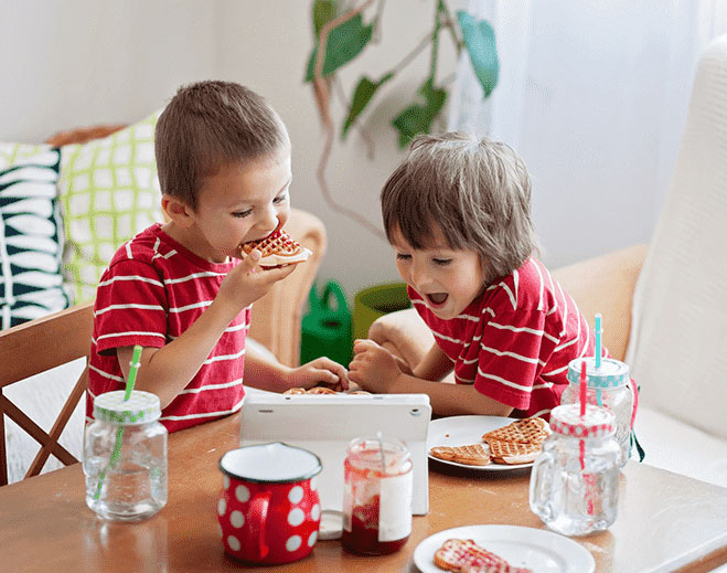 kids eating breakfast