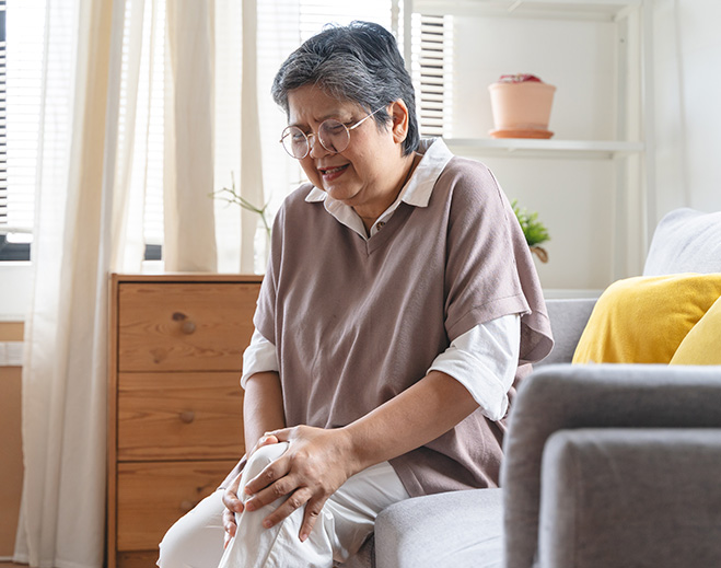 Elderly woman experiencing knee pain